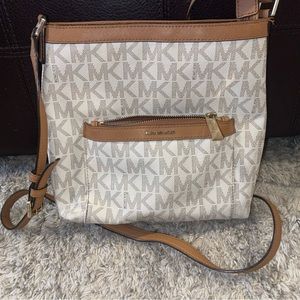 Micheal Kors Crossbody Purse 👜🤎